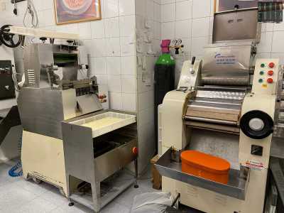 ...oltre a una piccola laminatrice adoperata per ottenere sfoglie di uguale spessore